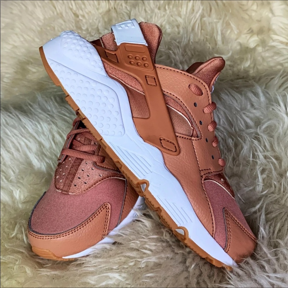 Women's Nike Air Huarache! (Read Desc)
